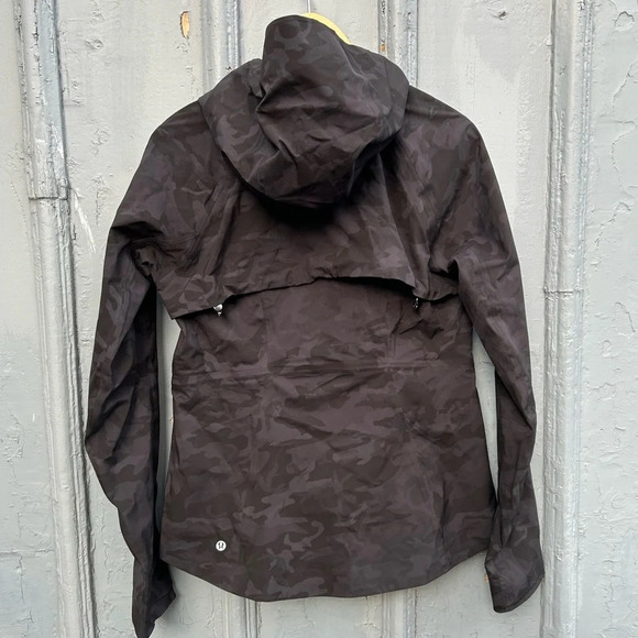 Lululemon The Rain Is Calling Jacket, size 6 - Picture 10 of 16